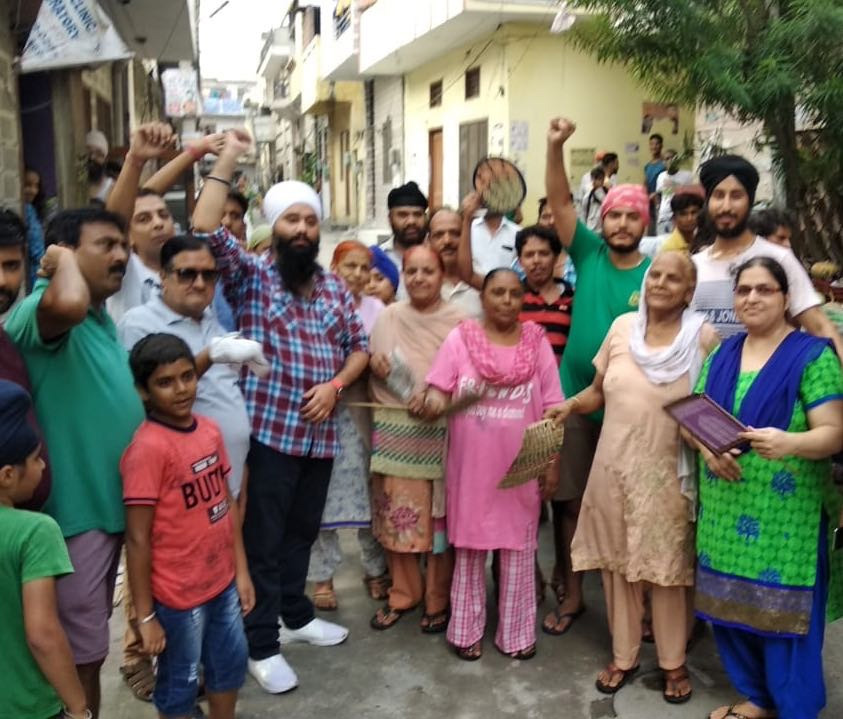 ਬਿਜਲੀ ਦੇ ਕੱਟਾਂ ਤੋਂ ਪਰੇਸ਼ਾਨ ਮਖਦੂਮਪੁਰਾ ਕੌਂਸਲਰ ਚੱਡਾ ਨੇ ਮੁਹੱਲਾ ਨਿਵਾਸੀਆਂ ਨਾਲ ਦਿੱਤਾ ਧਰਨਾ