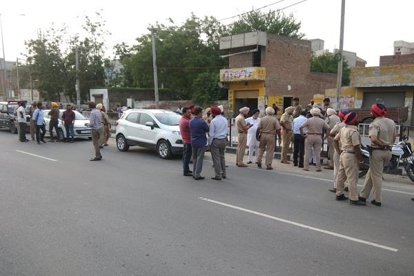 ਦਿਨ-ਦਿਹਾੜੇ ਪਿਸਤੌਲ ਦੀ ਨੋਕ ''ਤੇ ਲੁੱਟੇ 9 ਲੱਖ ਰੁਪਏ