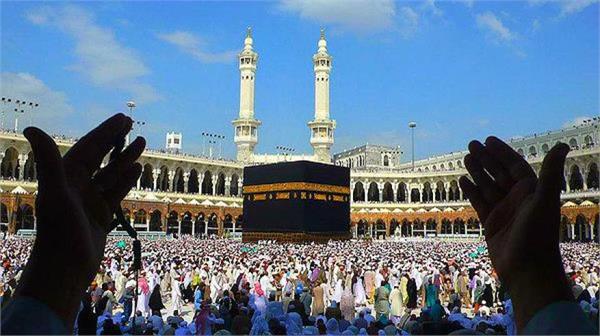 the first batch left for the hajj pilgrims from delhi