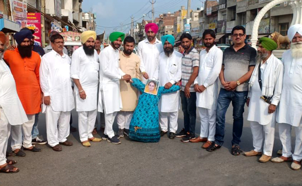 ਯੂਥ ਕਾਂਗਰਸੀਆਂ ਨੇ ਫੂਕਿਆ ਹਰਸਿਮਰਤ ਬਾਦਲ ਦਾ ਪੁਤਲਾ