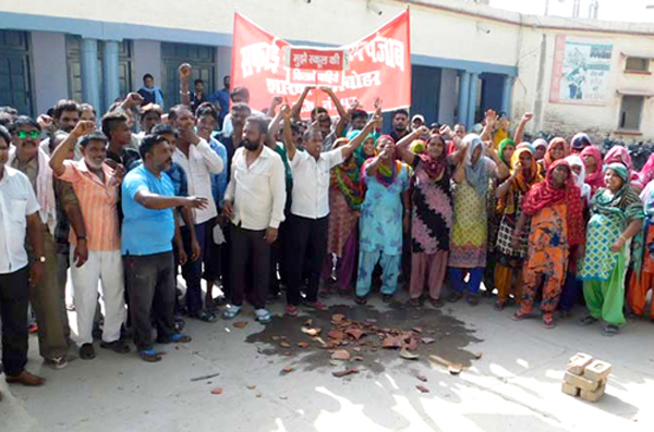 ਸਫਾਈ ਸੇਵਕਾਂ ਵੱਲੋਂ ਕਾਰਜਕਾਰੀ ਅਧਿਕਾਰੀ ਖਿਲਾਫ ਘਡ਼ਾ ਭੰਨ ਮੁਜ਼ਾਹਰਾ