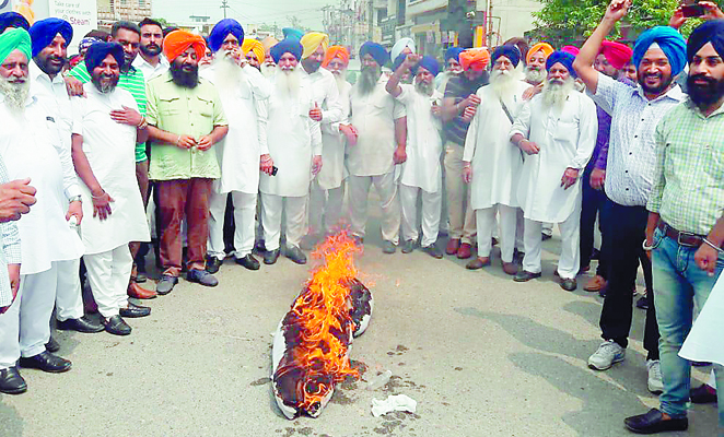 ਕਾਂਗਰਸ ਸਰਕਾਰ ਖਿਲਾਫ ਅਕਾਲੀਅਾਂ ਦਾ ਫੁੱਟਿਆ ਗੁੱਸਾ  ਕੈਪਟਨ ਅਮਰਿੰਦਰ ਸਿੰਘ ਦਾ ਪੁਤਲਾ ਫੂਕ ਕੇ ਜੰਮ ਕੇ ਕੀਤੀ ਨਾਅਰੇਬਾਜ਼ੀ