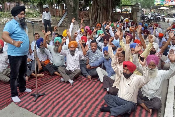 ਬਿਜਲੀ ਕਰਮਚਾਰੀਆਂ ਨੇ ਹੱਕੀ ਮੰਗਾਂ ਸਬੰਧੀ ਕੀਤਾ ਰੋਸ ਪ੍ਰਦਰਸ਼ਨ