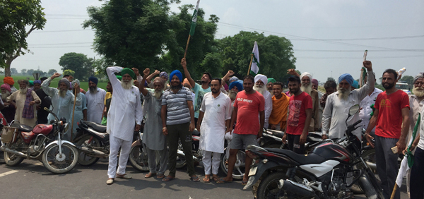 ਟੁੱਟੀ ਸਡ਼ਕ ਤੋਂ ਪ੍ਰੇਸ਼ਾਨ ਭਾਕਿਯੂ ਨੇ ਕੰਪਨੀ ਖਿਲਾਫ ਸਡ਼ਕ ਜਾਮ ਕਰ ਕੇ  ਕੀਤੀ  ਨਾਅਰੇਬਾਜ਼ੀ