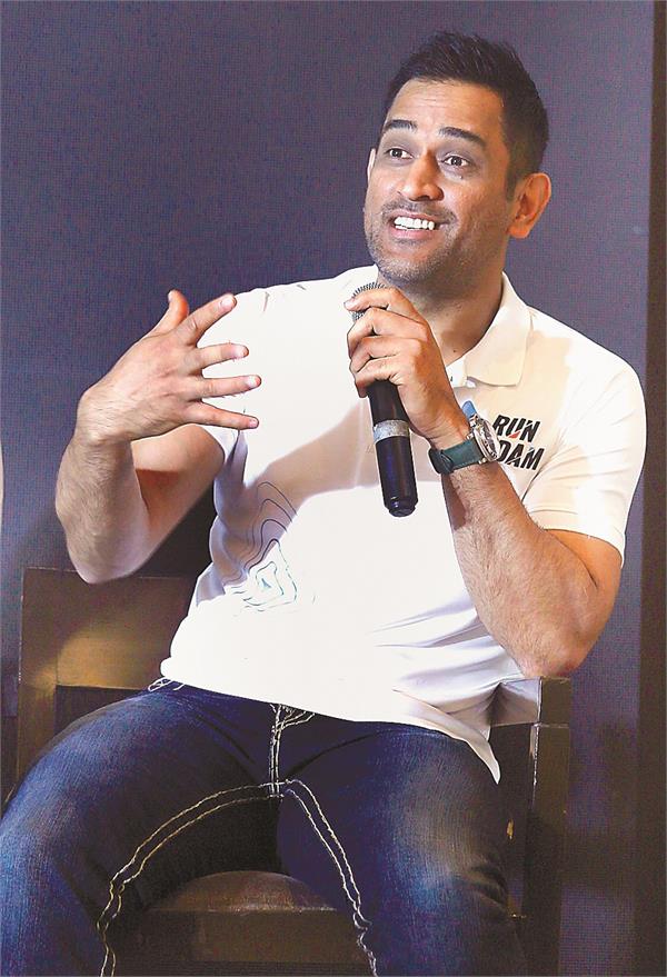 kohli is already close to becoming   great    dhoni