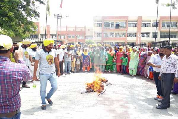 ਜਲ ਸਪਲਾਈ ਤੇ ਸੈਨੀਟੇਸ਼ਨ ਵਰਕਰਜ਼ ਯੂਨੀਅਨ ਵੱਲੋਂ ਸਰਕਾਰ ਦਾ ਅਰਥੀ ਫੂਕ ਮੁਜ਼ਾਹਰਾ