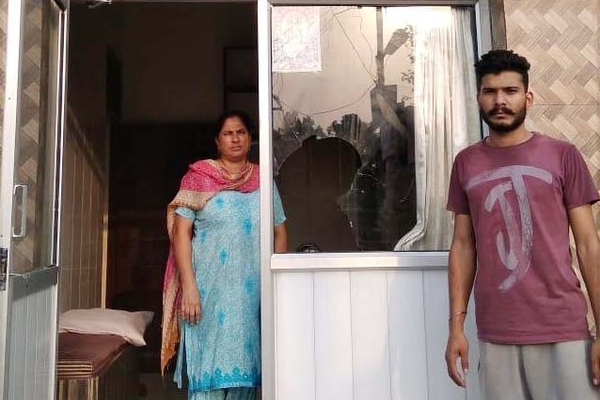 ਅੌਰਤ ਵੱਲੋਂ ਬੁਲਟ ’ਤੇ ਪਟਾਕੇ ਮਾਰਨ ਤੋਂ ਰੋਕਣ ਉੱਤੇ ਨੌਜਵਾਨਾਂ ਦੁਕਾਨ ਤੇ ਘਰ ਦੀ ਕੀਤੀ ਭੰਨ-ਤੋਡ਼