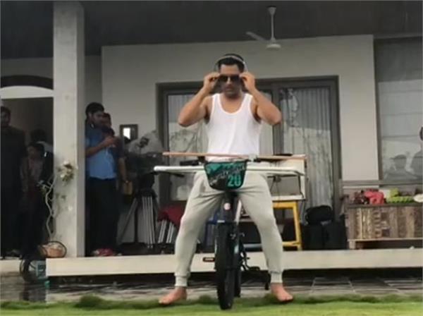 dhoni sticks on cycling  video 