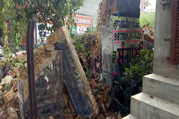 ਕਿਵੇਂ ਡਿੱਗੀ ਨਗਰ ਪ੍ਰੀਸ਼ਦ ਦੀਨਾਨਗਰ ਦੀ ਤਾਰਾਗਡ਼੍ਹ ਰੋਡ ਚੁੰਗੀ ਦੀ ਇਮਾਰਤ