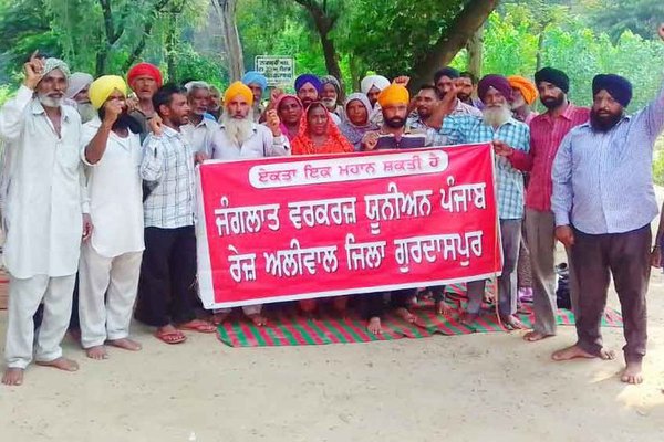 ਜੰਗਲਾਤ ਵਰਕਰਜ਼ ਯੂਨੀਅਨ ਨੇ ਰੇਂਜ ਅਫਸਰ ਵਿਰੁੱਧ ਕੀਤਾ ਰੋਸ ਪ੍ਰਦਰਸ਼ਨ