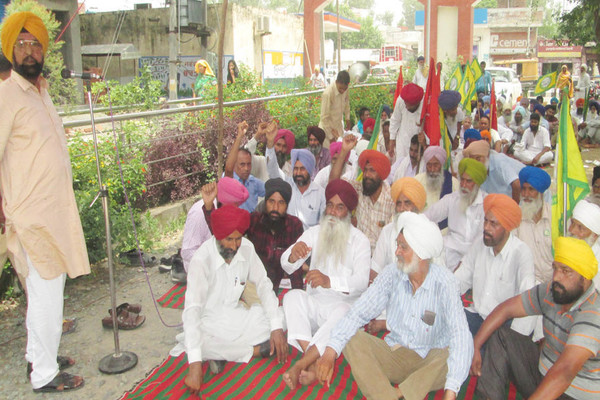 ਗੁਰਬਚਨ ਸਿੰਘ ਨਾਲ ਹੋਈ ਧੱਕੇਸ਼ਾਹੀ ਵਿਰੁੱਧ ਵੱਖ-ਵੱਖ ਜਥੇਬੰਦੀਅਾਂ ਦਿੱਤਾ ਰੋਸ ਧਰਨਾ