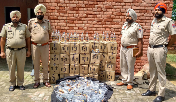 ਕਾਰ ’ਚੋਂ 55 ਪੇਟੀਅਾਂ ਸ਼ਰਾਬ ਬਰਾਮਦ