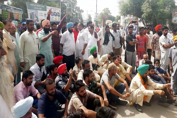 ਪੰਜਾਬ ਰੋਡਵੇਜ਼ ਦੇ ਮੁਲਾਜ਼ਮਾਂ ਨੇ ਬੱਸ ਅੱਡੇ ਅੱਗੇ ਲਾਇਆ ਜਾਮ, ਪੁਲਸ ਖਿਲਾਫ਼ ਕੀਤੀ ਨਾਅਰੇਬਾਜ਼ੀ