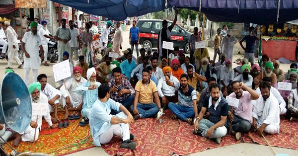 ਮਾਪਿਅਾਂ ਨੇ ਲੋਕਾਂ ਦੇ ਸਹਿਯੋਗ ਨਾਲ ਕੀਤਾ ਬੱਸ ਸਟੈਂਡ ਦਾ ਮੇਨ ਰੋਡ ਜਾਮ