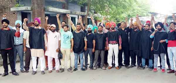 ਪਨਬੱਸ ਕੰਟਰੈਕਟ ਵਰਕਰਜ਼ ਯੂਨੀਅਨ ਨੇ ਕਾਲੇ ਚੋਲੇ ਪਾ ਕੇ ਕੀਤਾ ਰੋਸ ਪ੍ਰਦਰਸ਼ਨ