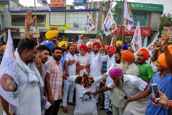 ‘ਬਰਗਾਡ਼ੀ ਕਾਂਡ’ ਦੇ ਦੋਸ਼ੀਆਂ ਨੂੰ ਸਜ਼ਾ ਦੇਣ ਦੀ ਮੰਗ ਸਬੰਧੀ ‘ਆਪ’ ਨੇ ਫੂਕਿਆ ਪੁਤਲਾ