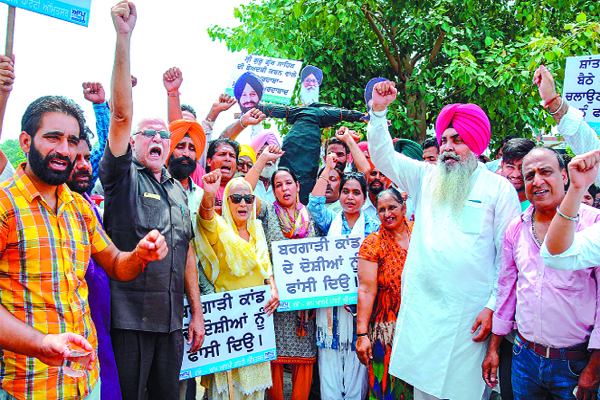 ਬਰਗਾੜੀ ਤੇ ਬਹਿਬਲ ਕਲਾਂ ਕਾਂਡ ਦੀ ਜਾਂਚ ਰਿਪੋਰਟ ’ਚ ਨਾਂ ਸਾਹਮਣੇ ਆਉਣ ਦਾ ਮਾਮਲਾ ਬਾਦਲ, ਸੁਖਬੀਰ ਤੇ ਮਜੀਠੀਆ ਦੇ ਫੂਕੇ ਪੁਤਲੇ
