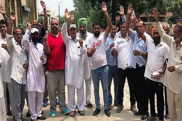 ਸਡ਼ਕ ਦੀ ਹਾਲਤ ਖਸਤਾ, ਲੋਕਾਂ ਵੱਲੋਂ ਮੁਜ਼ਾਹਰਾ