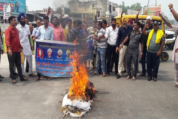 ਕੰਟਰੈਕਟ ਵਰਕਰਾਂ ਨੇ ਜਲ ਸਪਲਾਈ ਮੰਤਰੀ ਦਾ ਫੂਕਿਅਾ ਪੁਤਲਾ