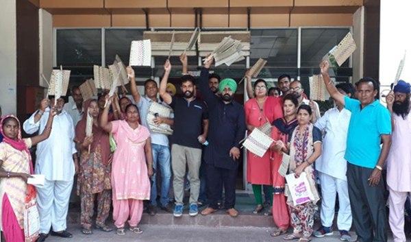 ਆਪ ਵਾਲੰਟੀਅਰਾਂ ਨੇ ਸੁਵਿਧਾ ਸੈਂਟਰ ਅੱਗੇ ਕੀਤਾ ਪ੍ਰਦਰਸ਼ਨ