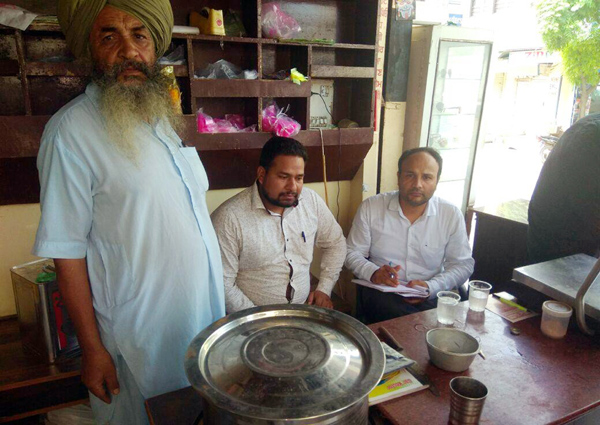 ਡੇਅਰੀ ’ਚੋਂ ਦੁੱਧ, ਪਨੀਰ ਤੇ ਦੇਸੀ ਘਿਉ ਦੇ ਭਰੇ ਸੈਂਪਲ