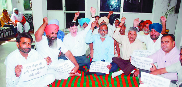 ਵਿੱਤ ਮੰਤਰੀ ’ਤੇ ਫੰਡ ਰੋਕਣ ਦੇ ਦੋਸ਼, ਮੇਅਰ ਤੇ ਅਕਾਲੀ-ਭਾਜਪਾ ਕੌਂਸਲਰ ਬੈਠੇ ਧਰਨੇ ’ਤੇ