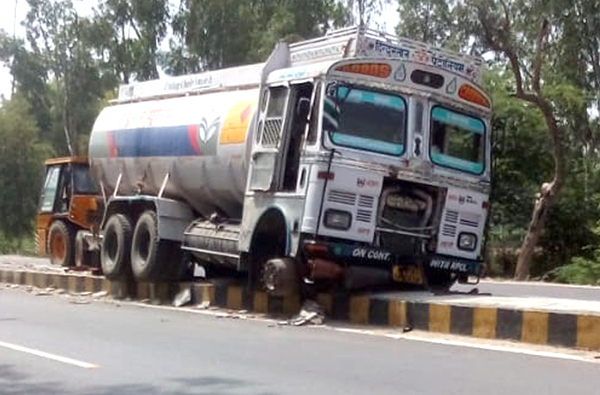 ਡਿਵਾਈਡਰ ’ਤੇ ਚੜ੍ਹਿਆ ਟੈਂਕਰ