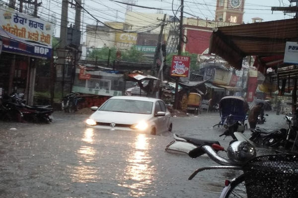 ਮੋਹਲੇਧਾਰ ਮੀਂਹ, ਸ਼ਹਿਰ ’ਚ ਗੋਡੇ-ਗੋਡੇ ਪਾਣੀ