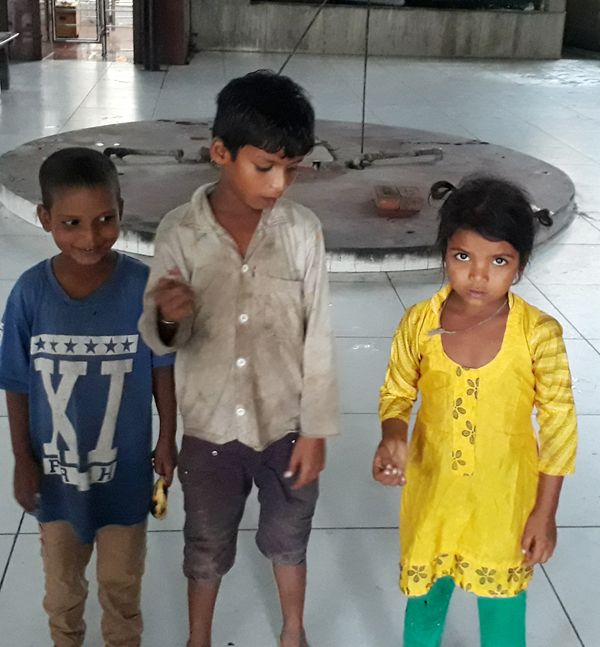 ਭੀਖ ਮੰਗਣ ਅਤੇ ਕੂਡ਼ੇ ’ਚੋਂ ਰੋਜ਼ੀ-ਰੋਟੀ ਭਾਲਣ ਲਈ ਮਜਬੂਰ ਨੇ ਬੱਚੇ