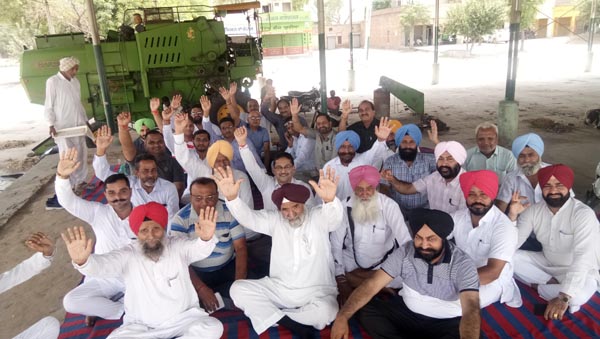 ਅਾੜ੍ਹਤੀਆਂ ਨੇ ਮੰਡੀਆਂ ਬੰਦ ਕਰ ਕੇ ਦਿੱਤੇ ਧਰਨੇ