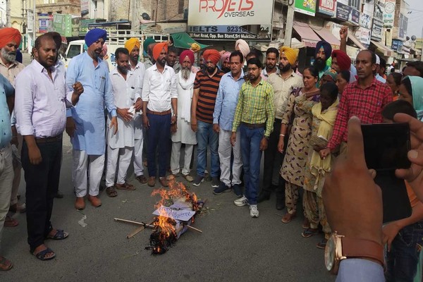 ਡੈਮੋਕਰੇਟਿਕ ਮੁਲਾਜ਼ਮ ਫੈੱਡਰੇਸ਼ਨ ਨੇ ਫੂਕੀ ਸਿੱਖਿਅਾ ਮੰਤਰੀ ਦੀ ਅਰਥੀ