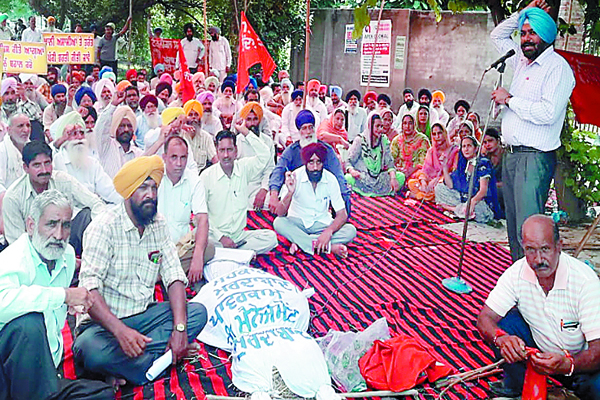 ਸਰਕਾਰ ਦੇ ਅਡ਼ੀਅਲ ਵਤੀਰੇ ਵਿਰੁੱਧ ਬਿਜਲੀ ਮੁਲਾਜ਼ਮਾਂ ਵੱਲੋਂ ਸਰਕਲ ਦਫ਼ਤਰ ਅੱਗੇ ਧਰਨਾ