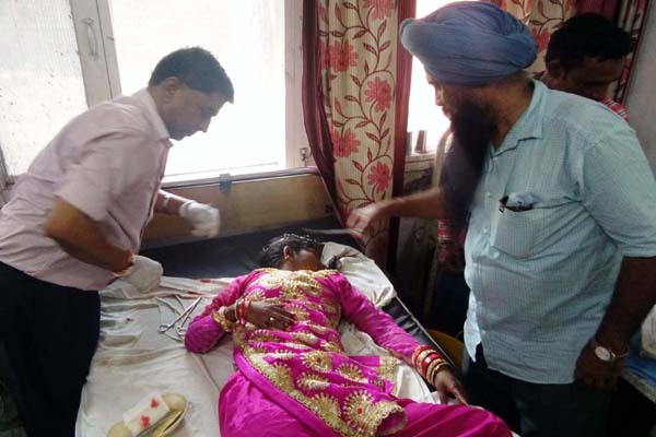 ਬੱਸ ਦੀ ਟੱਕਰ ਨਾਲ ਐਕਟਿਵਾ ਸਵਾਰ ਅੌਰਤ ਗੰਭੀਰ ਜ਼ਖਮੀ ਪਤੀ ਤੇ ਦੋ ਬੱਚਿਆਂ ਦੇ ਲੱਗੀਆਂ ਮਾਮੂਲੀ ਸੱਟਾਂ