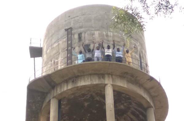 workers climbing on a tanker demanding the blue card