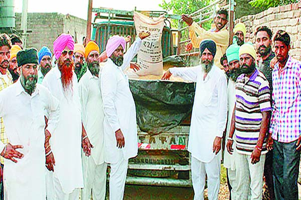 ਸਰਕਾਰੀ ਕਣਕ ਵੇਚਣ ਜਾਂਦੇ ਡਿਪੂ ਹੋਲਡਰ ਨੂੂੰ ਪਿੰਡ ਵਾਸੀਆਂ ਨੇ ਦਬੋਚਿਅਾ