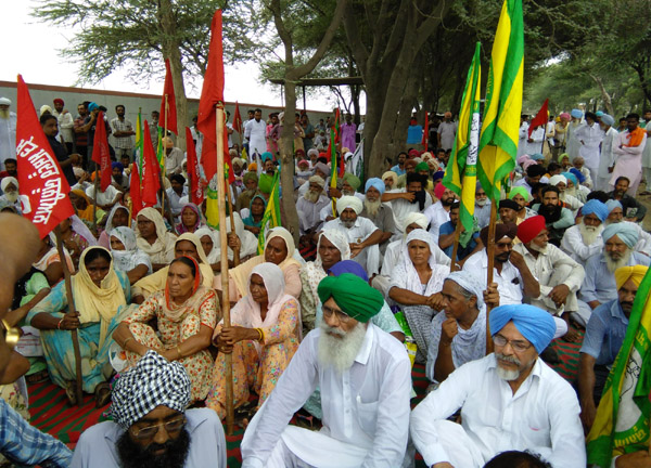 ਪੀਡ਼ਤ ਪਰਿਵਾਰ ਦੇ ਹੱਕ ’ਚ ਸਮਾਜਕ ਜਥੇਬੰਦੀਆਂ ਨੇ ਥਾਣਾ ਘੇਰਿਆ