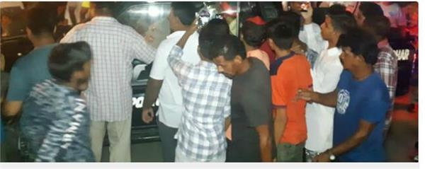 a bloody clash between two parties on kishanpura kali road  several injured