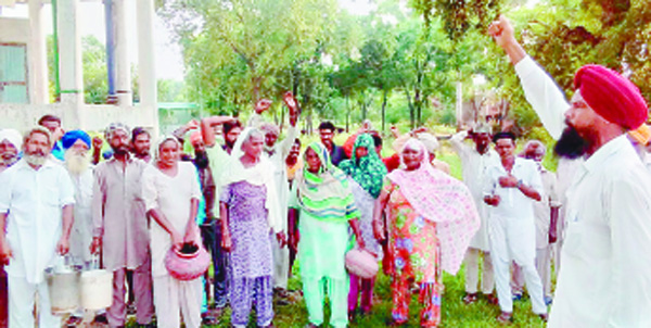 ਨਗਰ ਵਾਸੀਆਂ ਨੇ ਖਾਲੀ ਬਰਤਨ ਵਿਖਾ ਕੇ ਕੀਤਾ ਰੋਸ ਪ੍ਰਦਰਸ਼ਨ