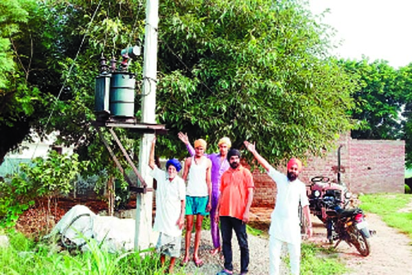 ਟਰਾਂਸਫਾਰਮਰ ਚੱਲ ਰਹੇ ਨੇ ਬਿਨਾਂ ਸਵਿੱਚਾਂ ਦੇ, ਅਧਿਕਾਰੀ ਲਾ ਰਹੇ ਨੇ ਲਾਰੇ