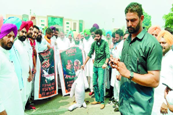 ਰਾਫੇਲ ਸੌਦੇ ਨੂੰ ਲੈ ਕੇ ਕਾਂਗਰਸੀ ਵਰਕਰਾਂ ਨੇ ਫੂਕਿਆ ਮੋਦੀ ਸਰਕਾਰ ਦਾ ਪੁਤਲਾ