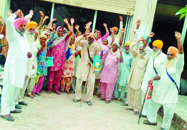 ਆਟਾ-ਦਾਲ ਸਕੀਮ ’ਚੋਂ 160 ਲਾਭਪਾਤਰੀਅਾਂ ਦਾ ਨਾਂ ਕੱਟੇ ਜਾਣ ਕਾਰਨ  ਕੀਤੀ ਨਾਅਰੇਬਾਜ਼ੀ