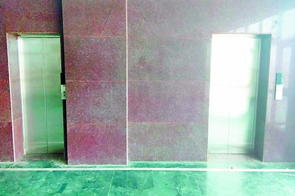 ਜ਼ਿਲਾ ਪ੍ਰਬੰਧਕੀ ਦਫਤਰ ’ਚ ਬੰਦ ਪਈਆਂ ਲਿਫਟਾਂ ਤੋਂ ਆਮ ਜਨਤਾ ਪ੍ਰੇਸ਼ਾਨ