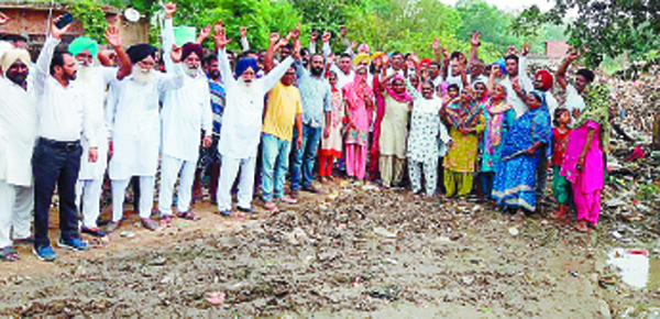 ਗੰਦਗੀ ਦੇ ਡੰਪ ਤੋਂ ਦੁਖੀ ਕਾਲੋਨੀ ਵਾਸੀਆਂ ਕੀਤਾ ਨਗਰ ਕੌਂਸਲ ਖਿਲਾਫ ਪ੍ਰਦਰਸ਼ਨ