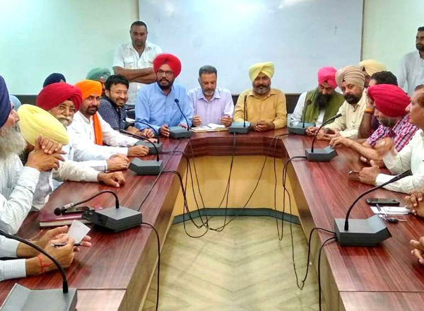 ''ਆਪ'' ਨੇਤਾਵਾਂ ਨੇ ਮਾਨ ਤੇ ਅਰੋੜਾ ਦੇ ਅਸਤੀਫ਼ੇ ਰੱਦ ਕਰਨ ਦੀ ਕੀਤੀ ਸਿਫ਼ਾਰਿਸ਼