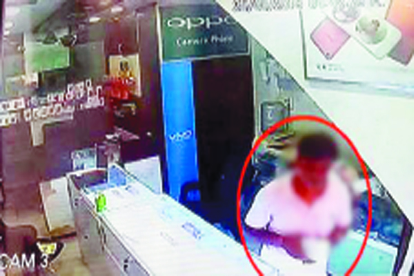 ਸੇਲਜ਼ਗਰਲ ਨੂੰ ਝਾਂਸਾ ਦੇ ਕੇ ਨੌਸਰਬਾਜ਼ ਲੈ ਗਿਆ ਮੋਬਾਇਲ