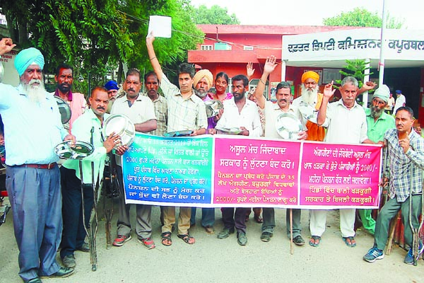 ਅਸੂਲ ਮੰਚ ਦੇ ਅਹੁਦੇਦਾਰਾਂ ਨੇ ਮੰਗਾਂ ਸਬੰਧੀ ਥਾਲੀਆਂ ਖਡ਼ਕਾ ਕੇ ਕੀਤਾ ਰੋਸ ਪ੍ਰਗਟ