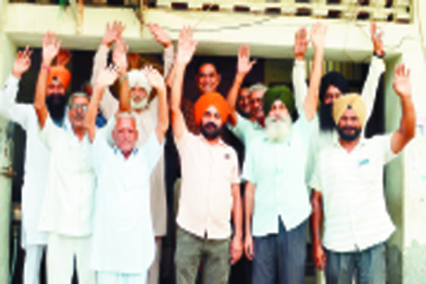 ਆਡ਼੍ਹਤੀਆਂ  ਵੱਲੋਂ ਕੇਂਦਰ ਸਰਕਾਰ ਤੇ ਪੰਜਾਬ ਸਰਕਾਰ ਖਿਲਾਫ ਨਾਅਰੇਬਾਜ਼ੀ