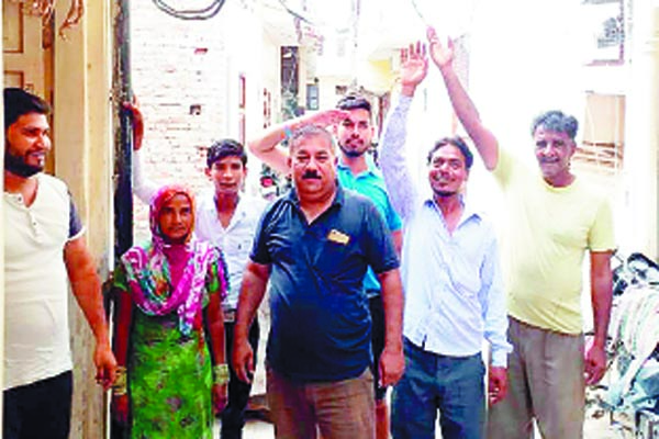 ਗਲੀ ’ਚ ਲਟਕ ਰਹੀਆਂ ਤਾਰਾਂ ਨੂੰ ਲੈ ਕੇ ਜਤਾਇਆ ਰੋਸ