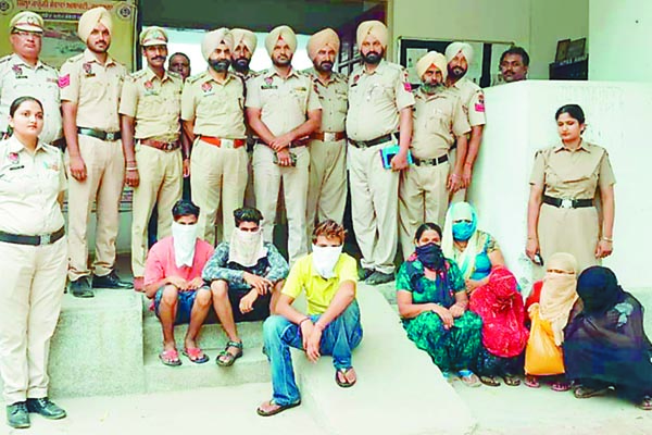 ਦੇਹ ਵਪਾਰ  ਦੇ ਅੱਡੇ ਦਾ ਪਰਦਾਫਾਸ਼ ; 5 ਅੌਰਤਾਂ ਸਣੇ 8 ਕਾਬੂ