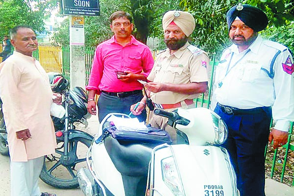 ਅਧੂਰੇ ਕਾਗਜ਼ਾਤ ਵਾਲੇ ਵਾਹਨ ਚਾਲਕਾਂ ਦੇ ਚਲਾਨ ਕੱਟੇ